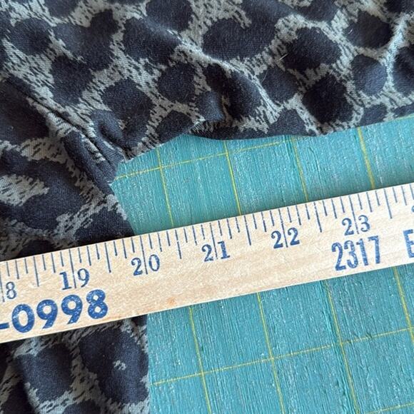 Zena Women's Button Front Black Leopard Cropped Top 3/4 Roll Tab Sleeves sz S - Picture 4 of 5